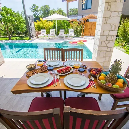 Iskenderun Sleeps 4 With Pool Air Con And Wifi